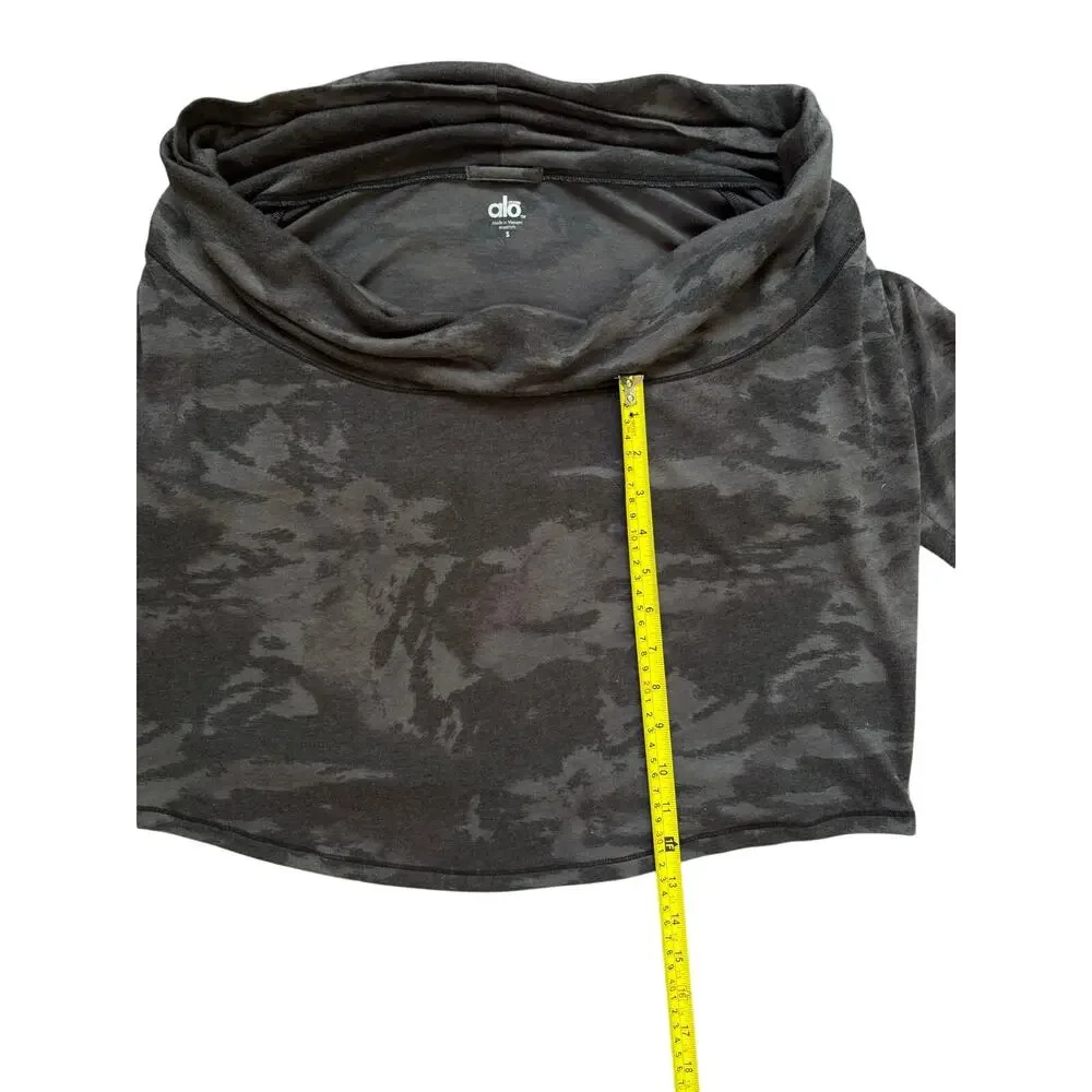 Alo Yoga Draped Front Longsleeve Shirt in Granite Camo, Size S